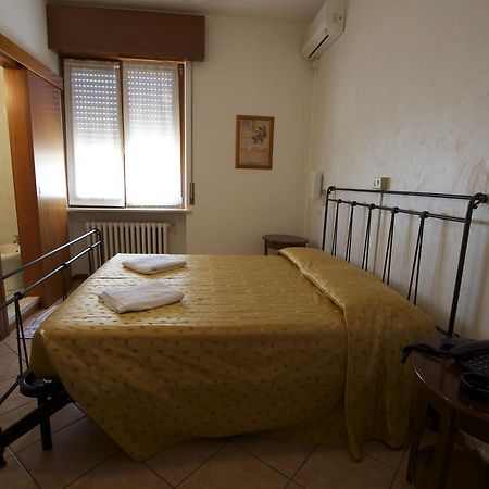 Albergo Tavernetta 卡斯特努沃德加尔达 外观 照片