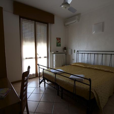 Albergo Tavernetta 卡斯特努沃德加尔达 外观 照片