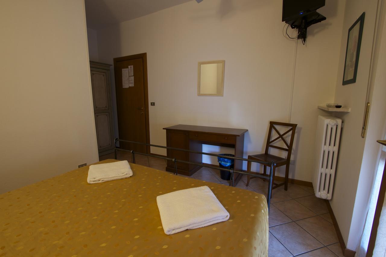 Albergo Tavernetta 卡斯特努沃德加尔达 外观 照片