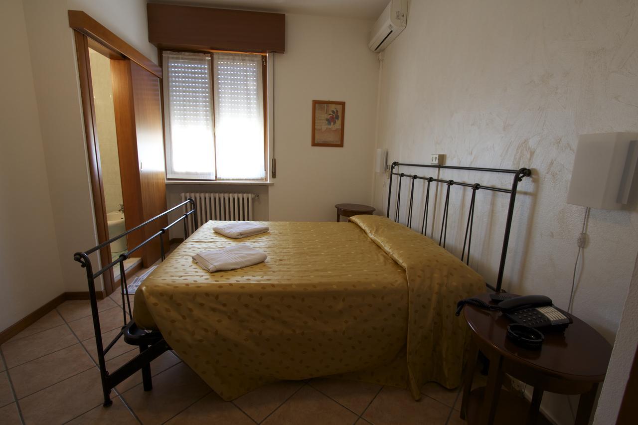 Albergo Tavernetta 卡斯特努沃德加尔达 外观 照片
