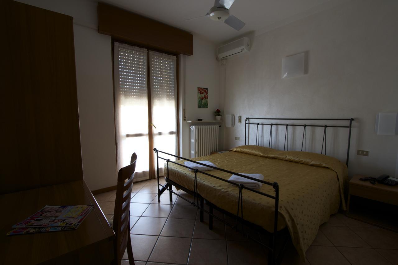 Albergo Tavernetta 卡斯特努沃德加尔达 外观 照片
