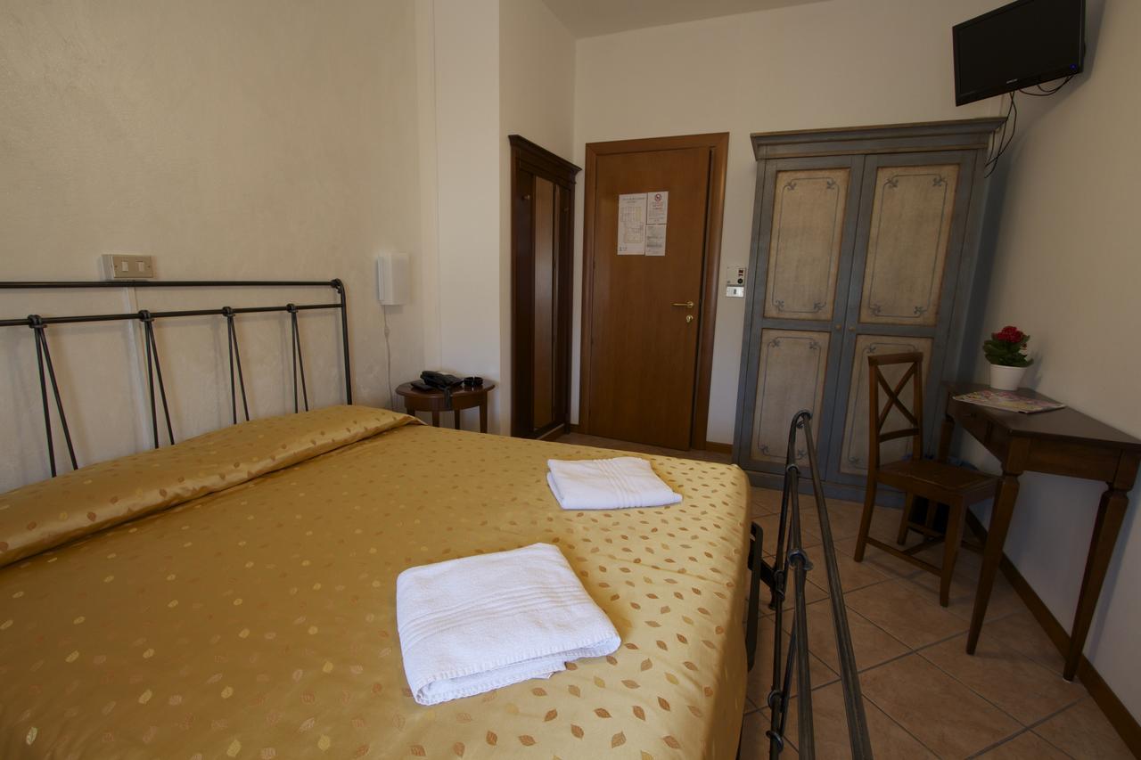 Albergo Tavernetta 卡斯特努沃德加尔达 外观 照片