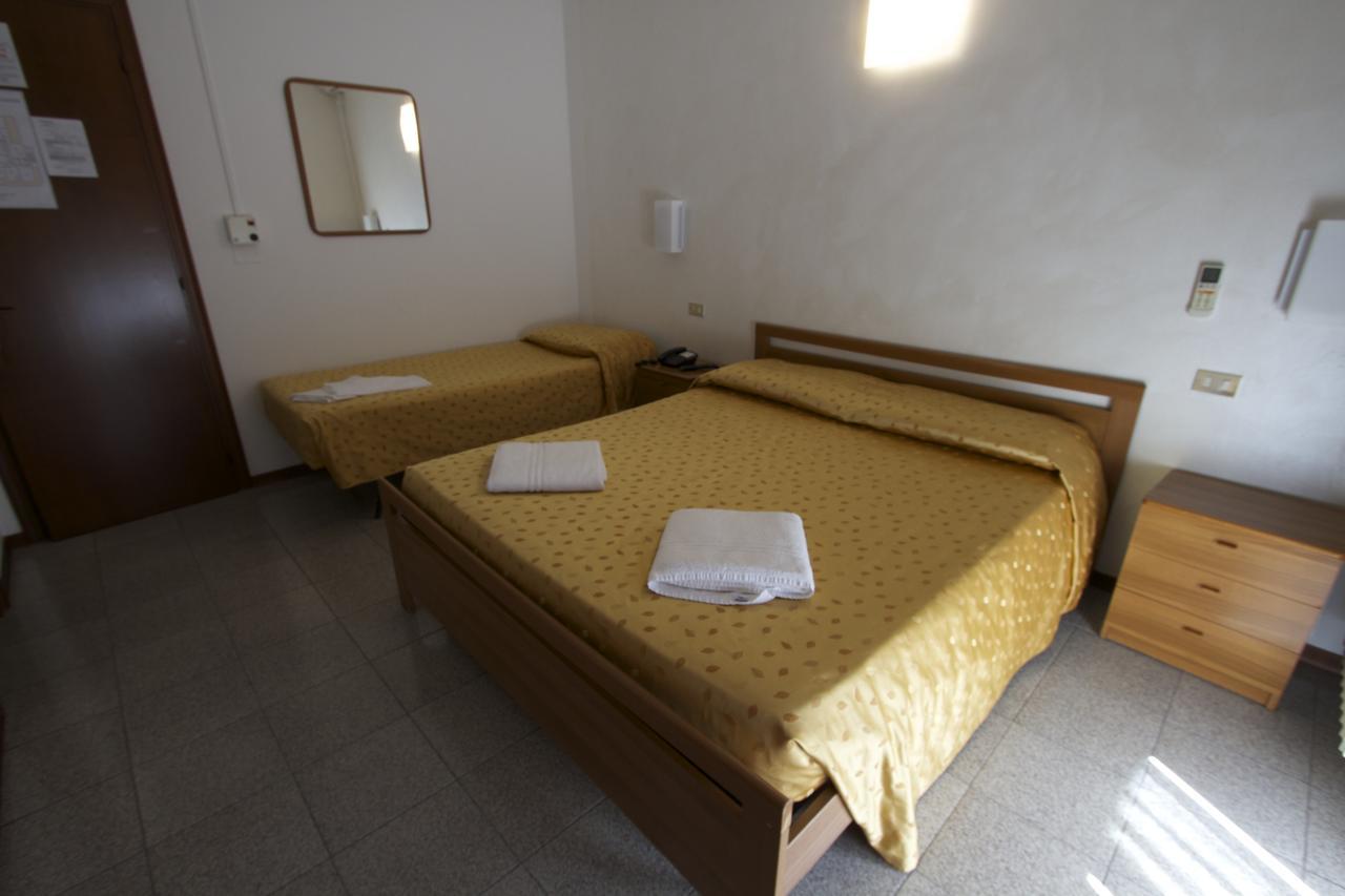 Albergo Tavernetta 卡斯特努沃德加尔达 外观 照片