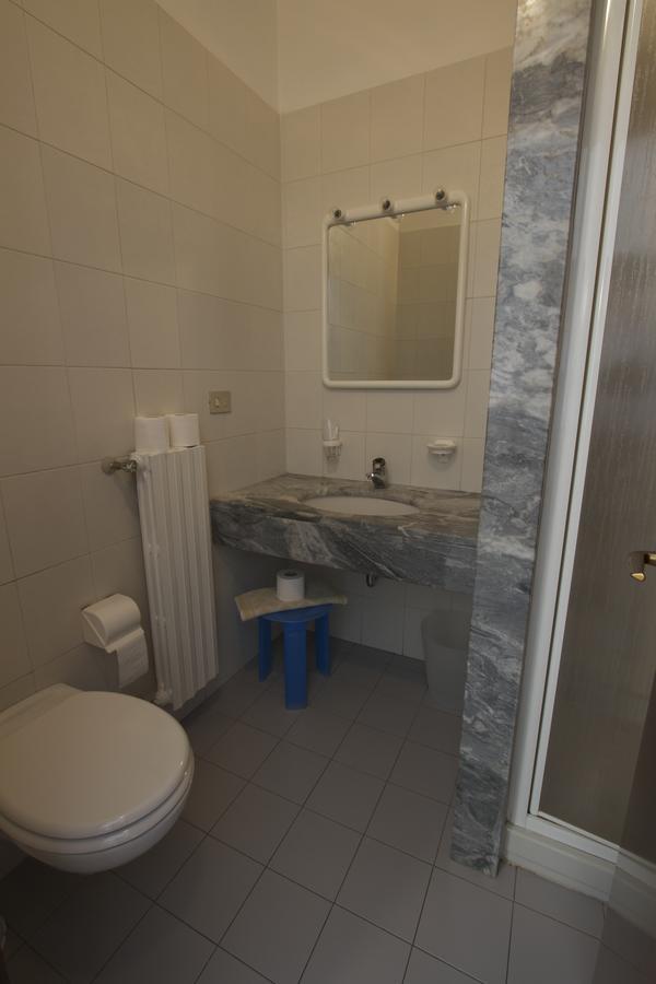 Albergo Tavernetta 卡斯特努沃德加尔达 外观 照片