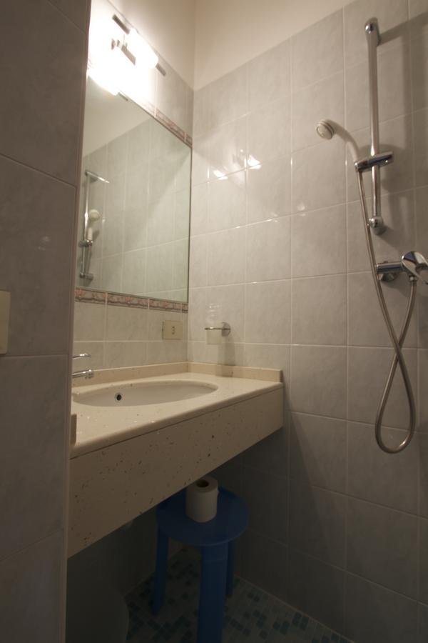 Albergo Tavernetta 卡斯特努沃德加尔达 外观 照片