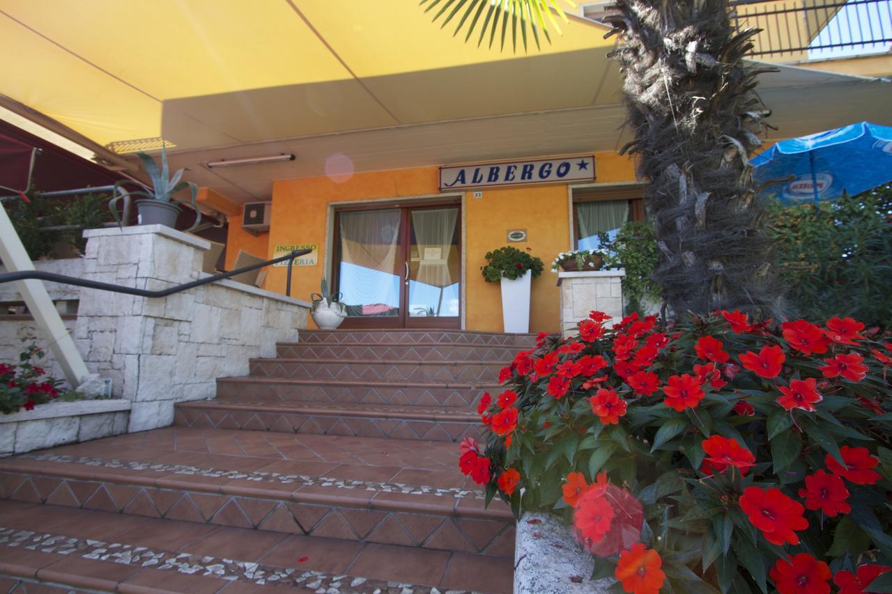 Albergo Tavernetta 卡斯特努沃德加尔达 外观 照片