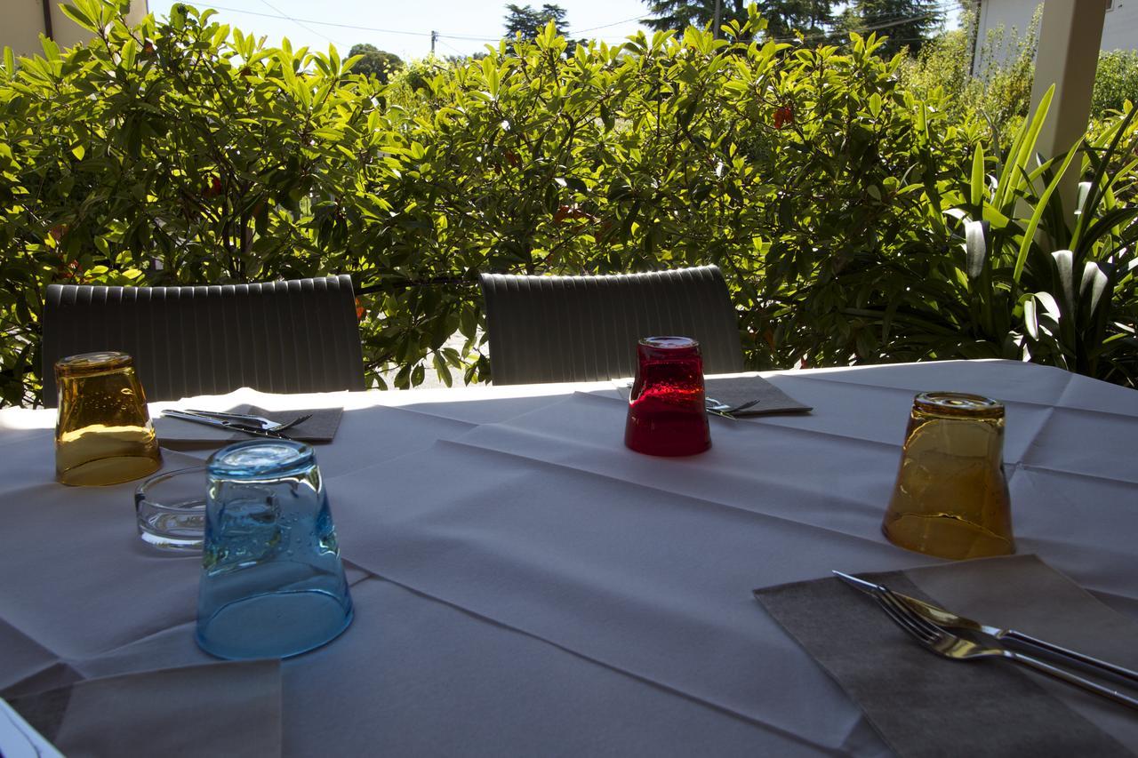 Albergo Tavernetta 卡斯特努沃德加尔达 外观 照片